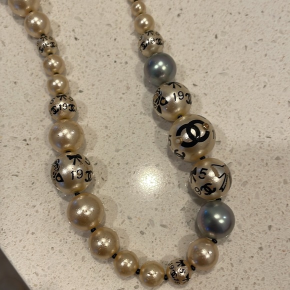 Authentic Chanel relaunch 1919 pearl necklace - Picture 4 of 16